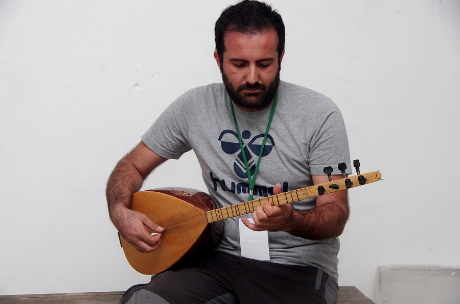 MRBG1027.jpg - 3. G�n | M�zik dinletisi: "Karetta karetta" | Derey�r�k K�y�, Osmaneli