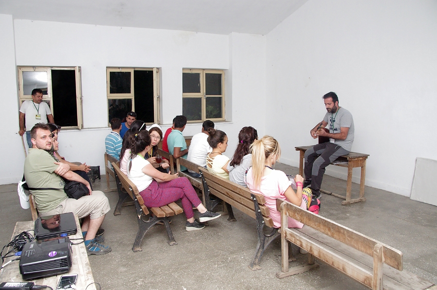 MRBG1028.jpg - 3. G�n | M�zik dinletisi: "Karetta karetta" | Derey�r�k K�y�, Osmaneli