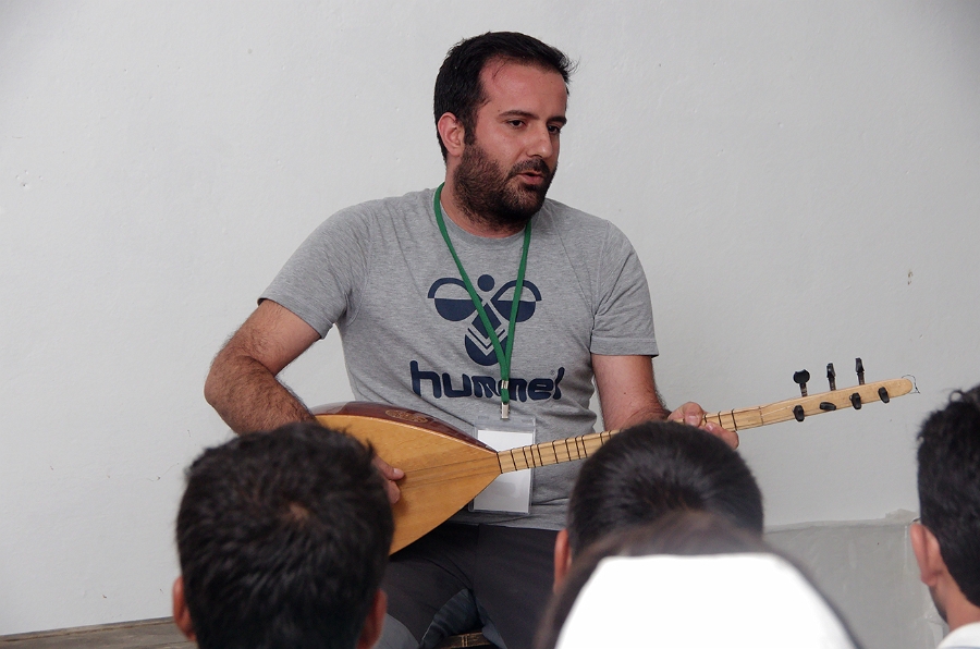 MRBG1044.jpg - 3. G�n | M�zik dinletisi: "Karetta karetta" | Derey�r�k K�y�, Osmaneli